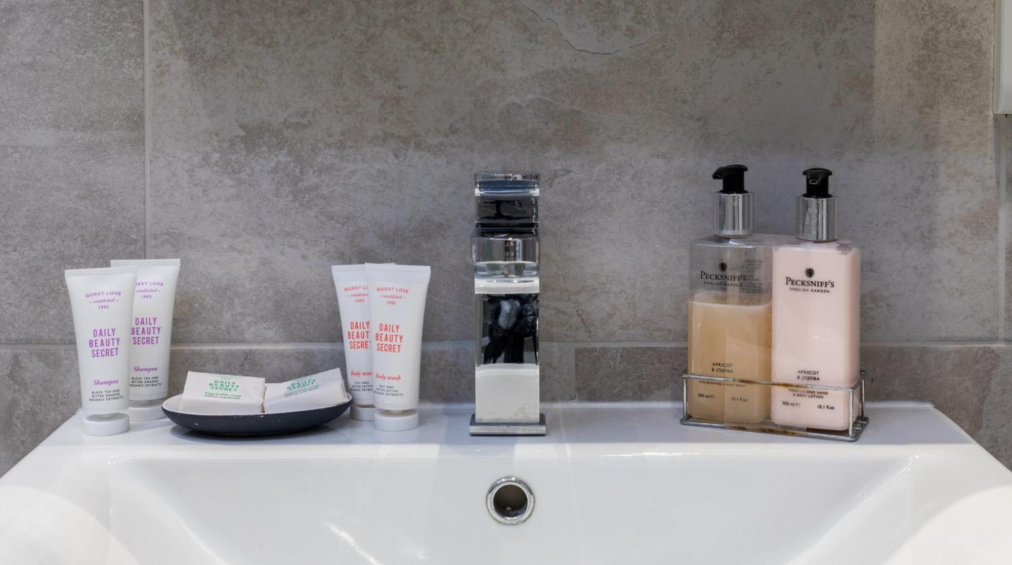 شقة Casa Italia Near Kings Road In Chelsea With Wifi & Washing Machine لندن المظهر الخارجي الصورة